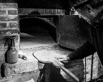 Le fournil de l’Hof ter Musschen Fleurage de la pale de la pelle à enfourner avec de la farine