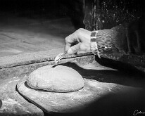 Le fournil de l’Hof ter Musschen Grignage d'un pâton avec une lame de boulanger (grignette)