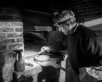 Le fournil de l’Hof ter Musschen Grignage d'un pâton avec une lame de boulanger (grignette)