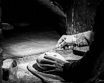 Le fournil de l’Hof ter Musschen Grignage d'un pâton avec une lame de boulanger (grignette)