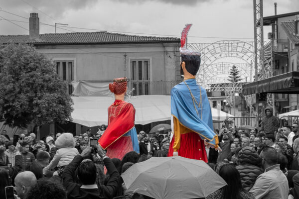 Photo of the giants Mata and Grifone, dancing to celebrate the end of the Saint-Martin di Taurianova procession in the church square of the Church of Our Lady of Colomba
