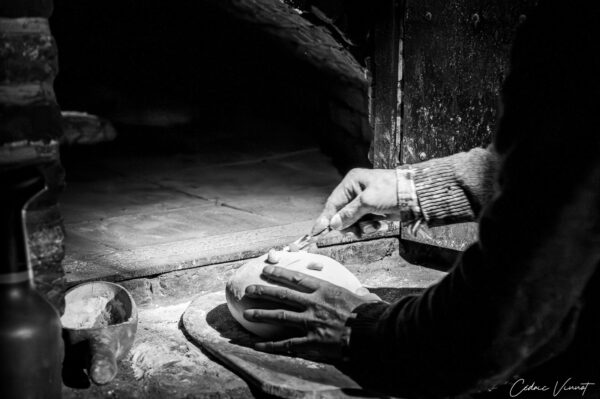 Le fournil de l’Hof ter Musschen à Woluwé Saint-Lambert (Bruxelles) - Grignage d'un pâton avec une grignette